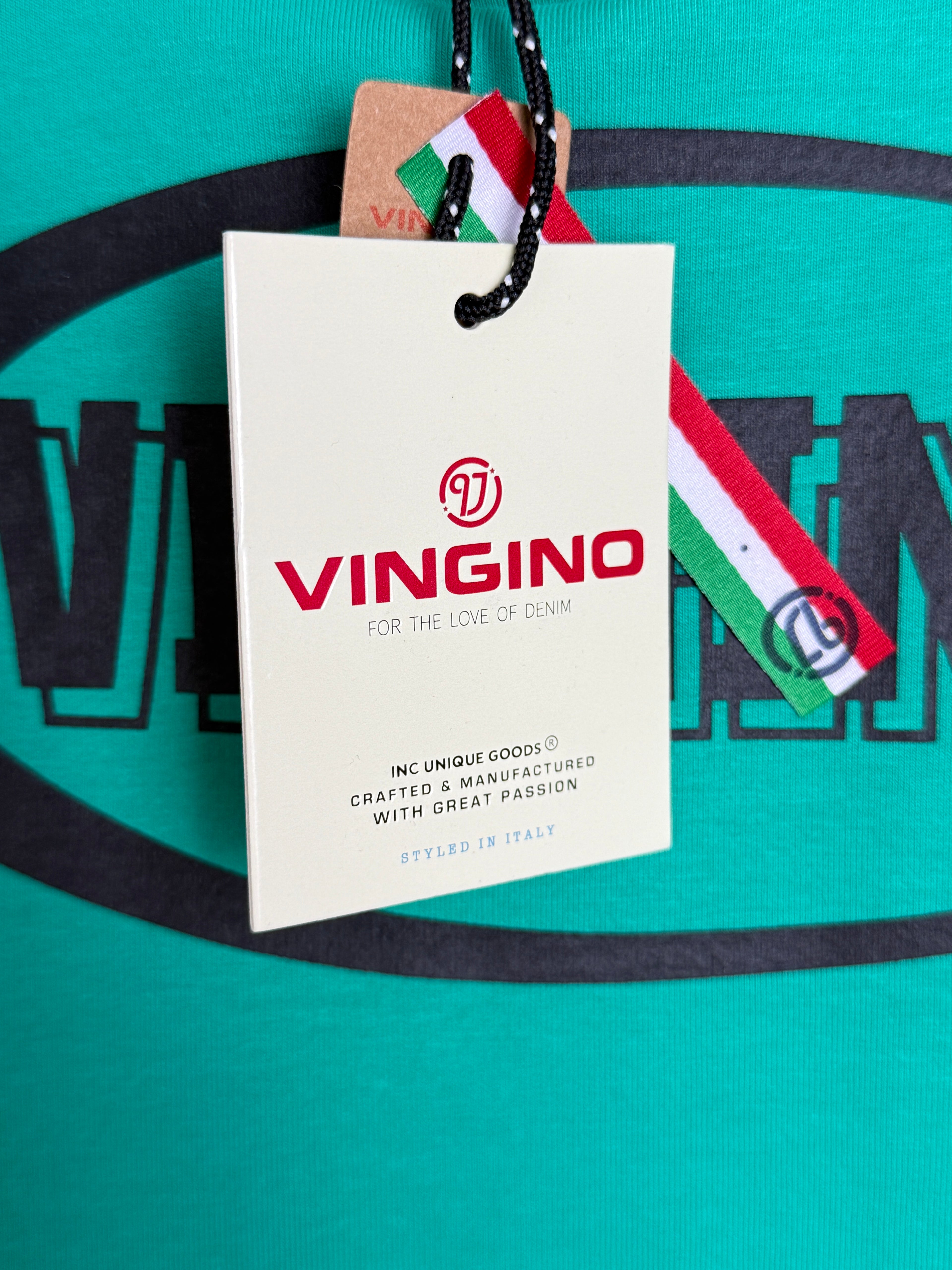 Vingino tag on a green background with a logo and text.